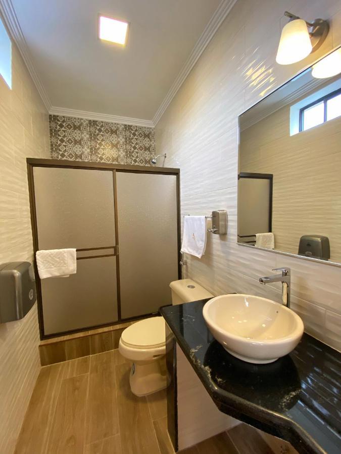 Hostal California Inn グアヤキル エクステリア 写真