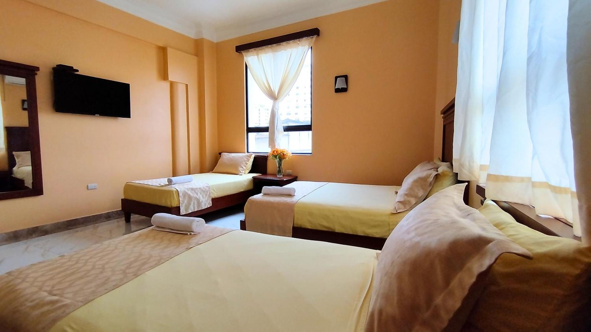 Hostal California Inn グアヤキル エクステリア 写真
